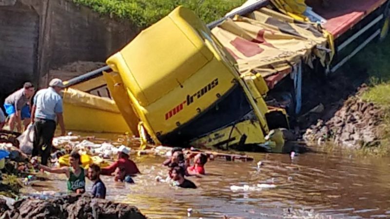 Volcó un camión, cayeron cervezas a un arroyo y bucearon para llevárselas