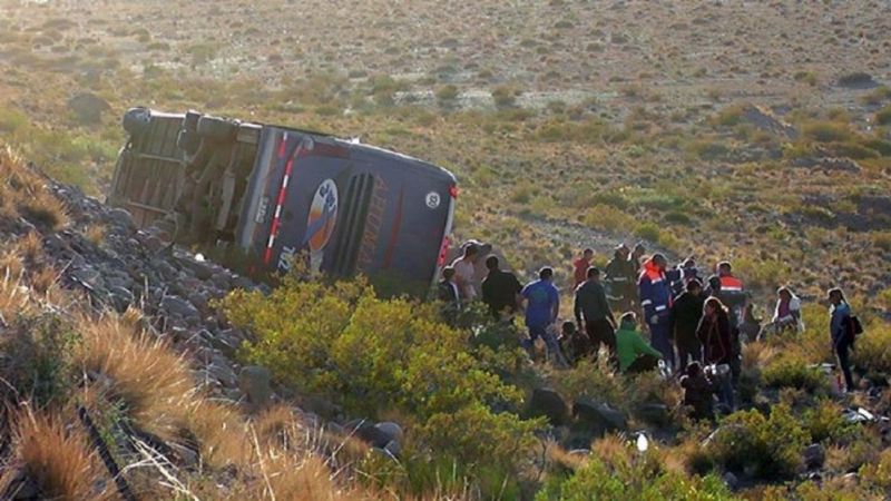 Mendoza: Volcó un micro en la alta montaña y hay al menos 3 muertos