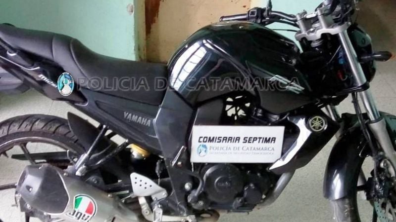 Sorprenden a un joven empujando una moto robada