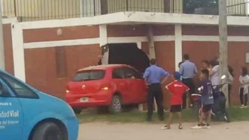Un auto se incrustó en una vivienda en Recreo