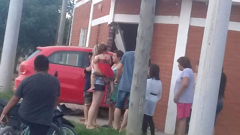 Un auto se incrustó en una vivienda en Recreo