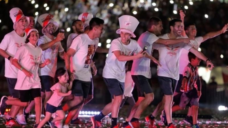 Monumental festejo de River con sus hinchas