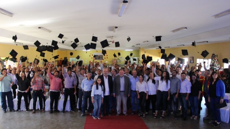 Más de 80 trabajadores de Farallón Negro terminaron el secundario