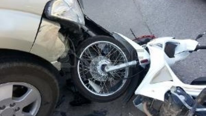 Protagonizó un choque y se fugó dejando abandonada a su acompañante