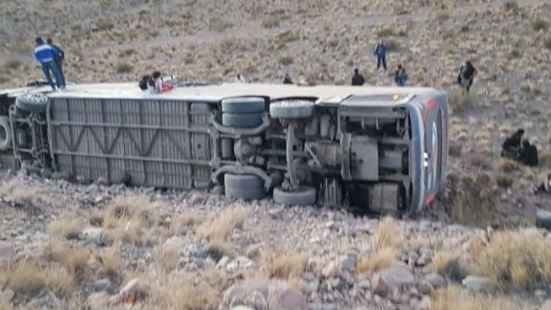 Tres muertos por vuelco de un colectivo en Mendoza