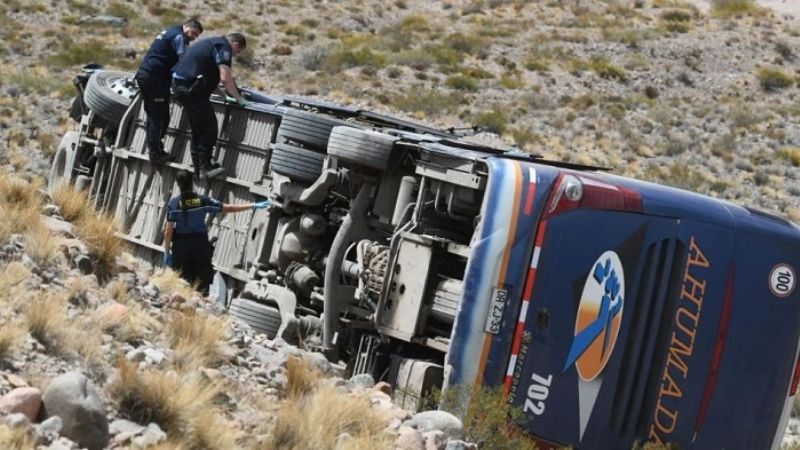 Tres muertos por vuelco de un colectivo en Mendoza