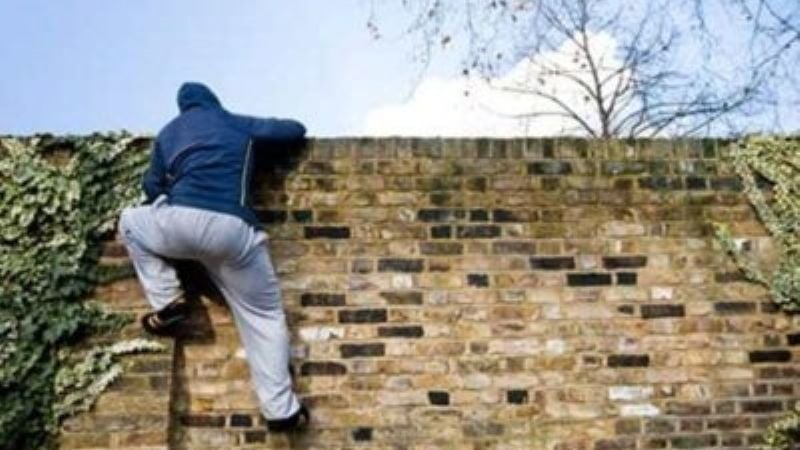 Sorprenden a un ladrón saltando una tapia