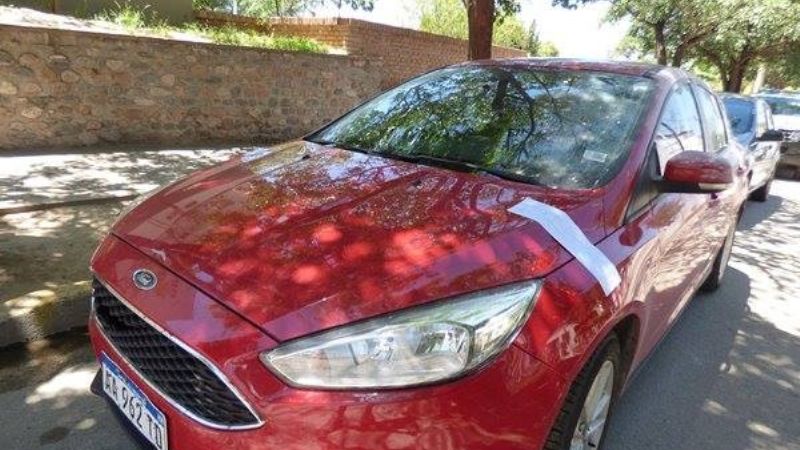 Agredió a un policía que custodiaba un auto que protagonizó un accidente