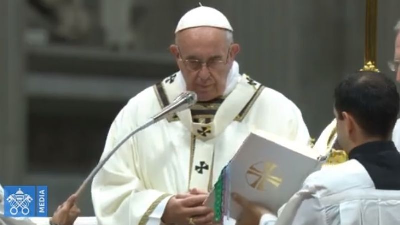 El papa pidió "No resbalar en los barrancos de la mundanidad y el consumismo"