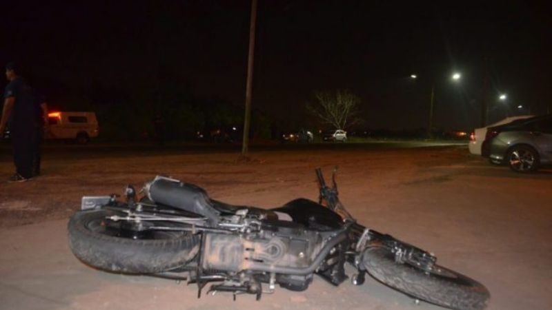 Un joven y un adolescente en moto chocaron contra un caballo