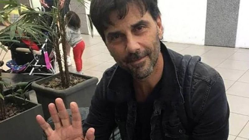 Darthés consiguió trabajo en un restaurante en Brasil