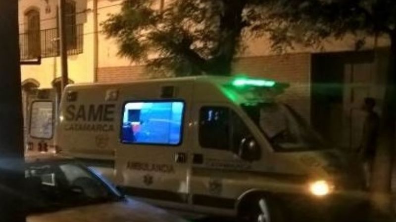 Un joven y una adolescente cayeron de la moto