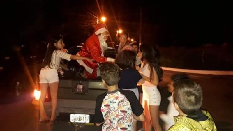 Papá Noel recorrió las calles de la villa El Alto y Guayamba