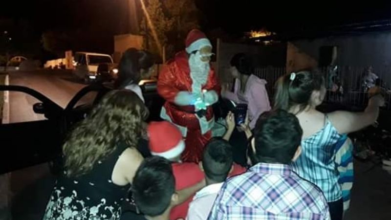 Papá Noel recorrió las calles de la villa El Alto y Guayamba