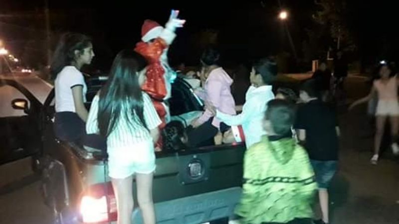 Papá Noel recorrió las calles de la villa El Alto y Guayamba