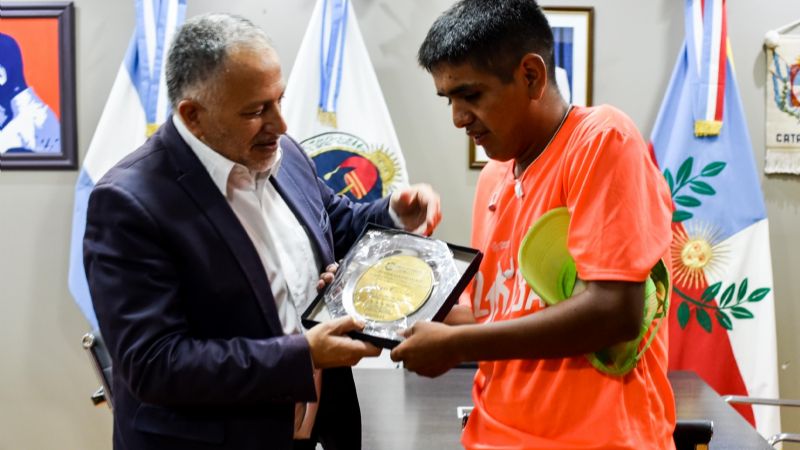 Solá Jais entregó un reconocimiento al atleta belicho Sergio Córdoba