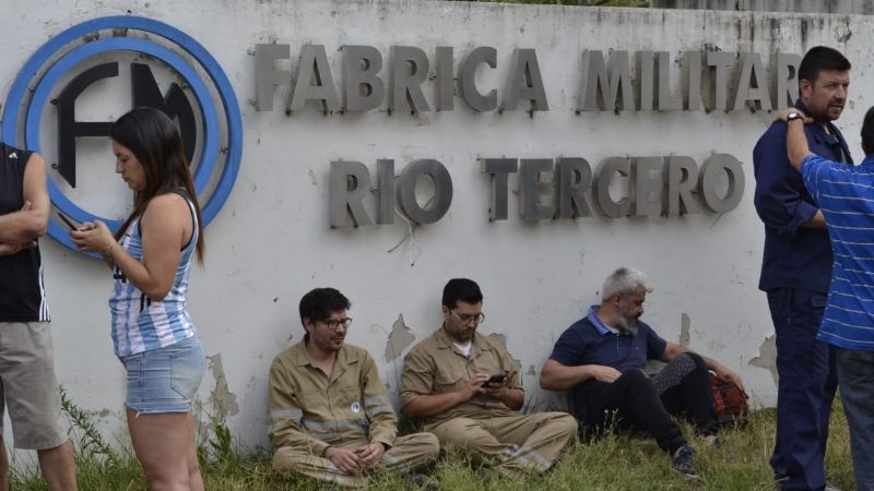 49 despidos en fábricas militares: dos son mujeres en periodo de lactancia