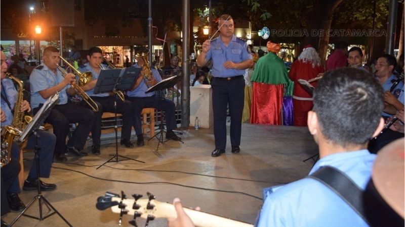 Banda de música de la policía tocó villancicos por las calles de la ciudad