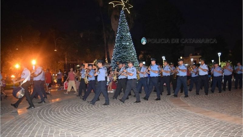 Banda de música de la policía tocó villancicos por las calles de la ciudad