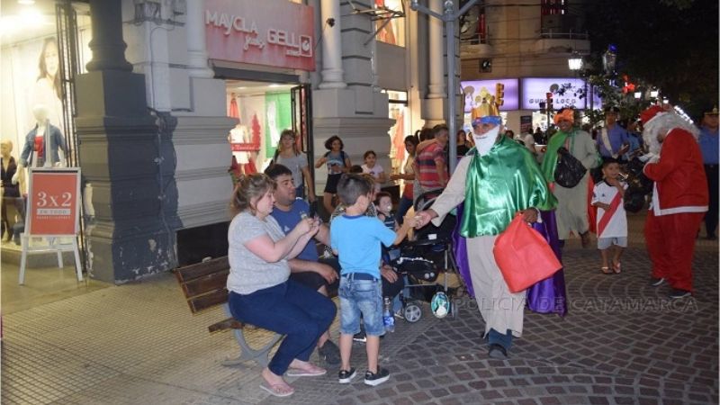 Banda de música de la policía tocó villancicos por las calles de la ciudad
