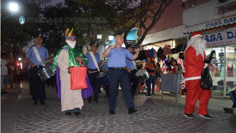Banda de música de la policía tocó villancicos por las calles de la ciudad