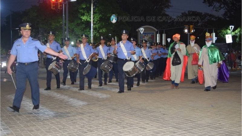 Banda de música de la policía tocó villancicos por las calles de la ciudad
