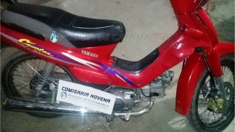 Empujaba una moto robada