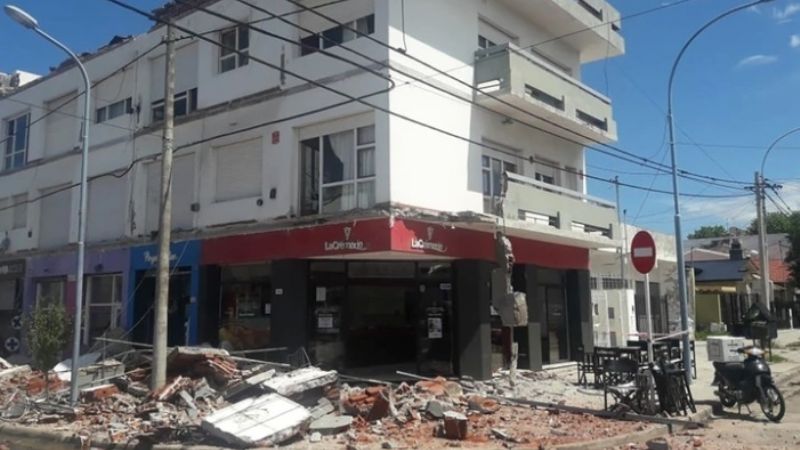Se derrumbaron los balcones de un edificio en Mar del Plata: hay dos muertos