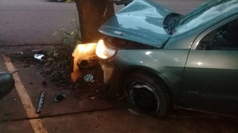 Borracho, se estrelló contra un árbol