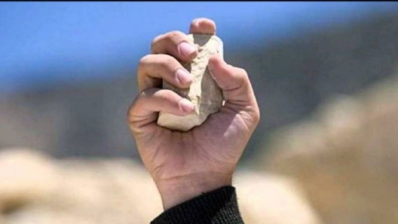 Arrojaron piedras contra su casa y terminó con un ojo herido