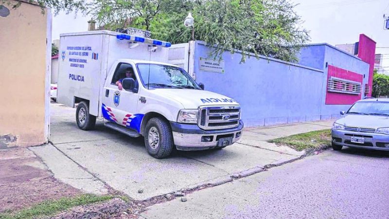 Usaban un cuchillo para colocar un espiral y su nena cayó sobre él: murió en el acto
