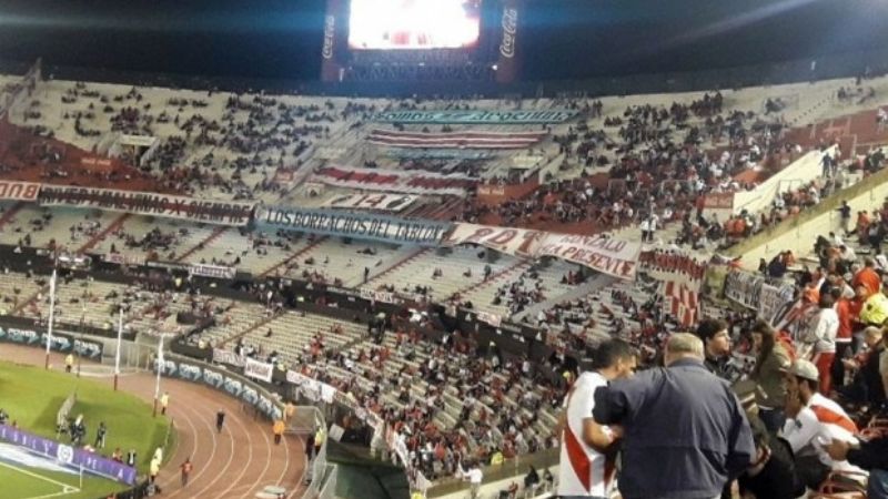 Hinchas de River contra “Borrachos del Tablón”