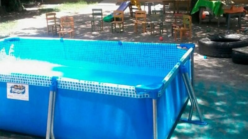 Se bañaba en una pelopincho y se cortó la oreja