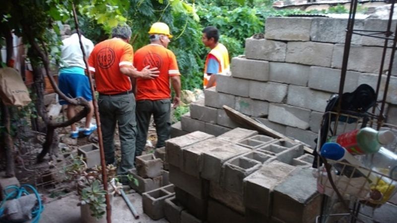 El viento voló un techo y derribó parte de una tapia