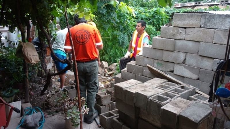 El viento voló un techo y derribó parte de una tapia
