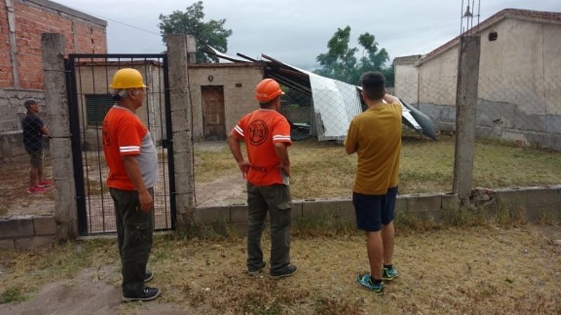 El viento voló un techo y derribó parte de una tapia