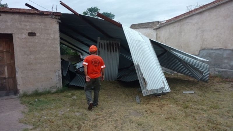 El viento voló un techo y derribó parte de una tapia
