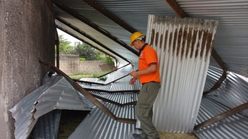 El viento voló un techo y derribó parte de una tapia