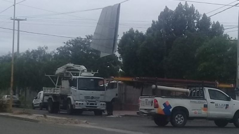 El viento voló un techo y derribó parte de una tapia