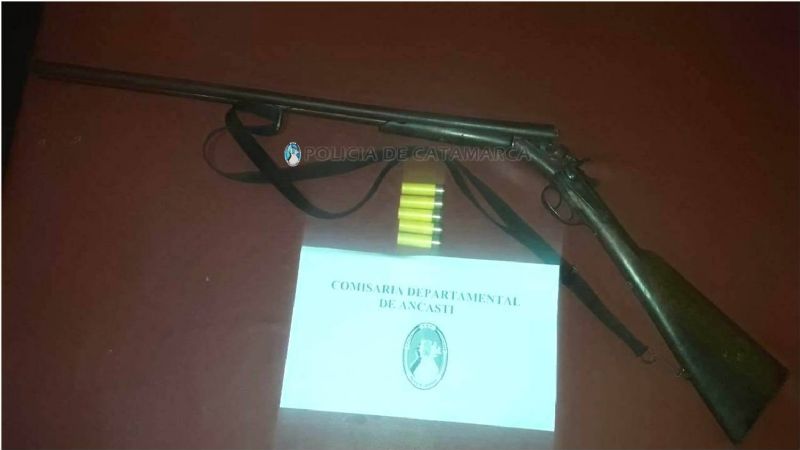 Tiró una escopeta al campo cuando vio a policías