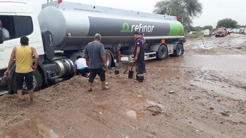 Un camión que transportaba combustible se quedó atascado en la ruta