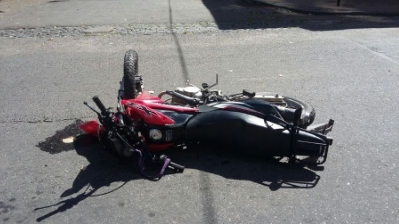 Dos jóvenes heridos tras caer de la moto en Fray Mamerto Esquiú