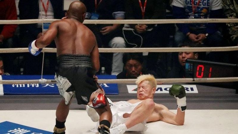 Mayweather se burló de su rival, lo noqueó en 138" y embolsó U$S 88 millones