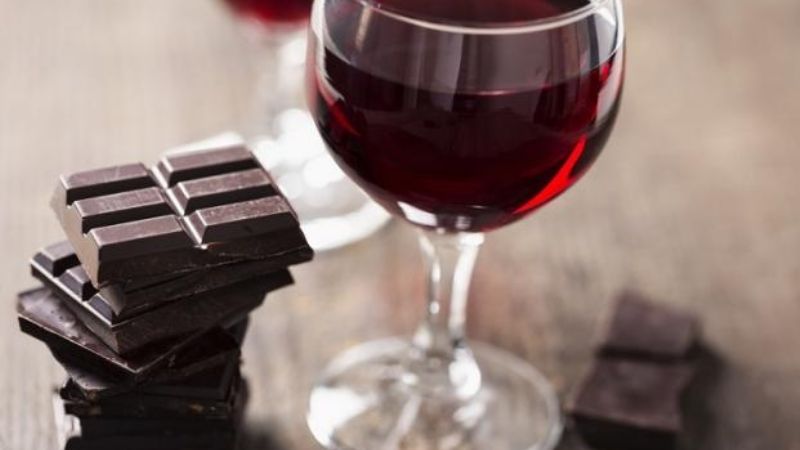 Encontraron propiedades en el vino y el chocolate que ayudan a vivir más años
