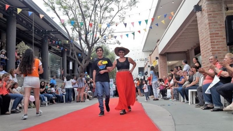 Emocionante desfile inclusivo