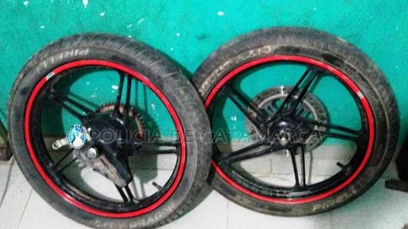 Le robaron la moto, y la recuperó desarmada