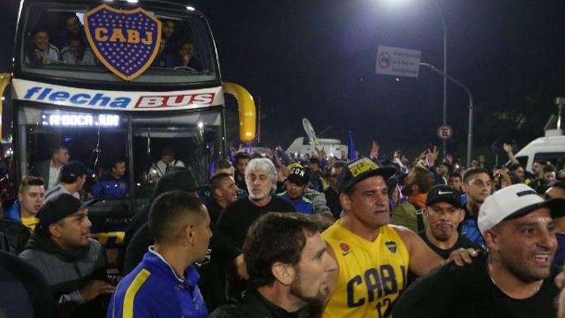 El “barra” Di Zeo guió el banderazo para despedir al “Xeneize”