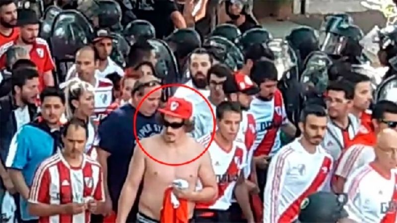 Hay un detenido por el ataque al ómnibus de Boca