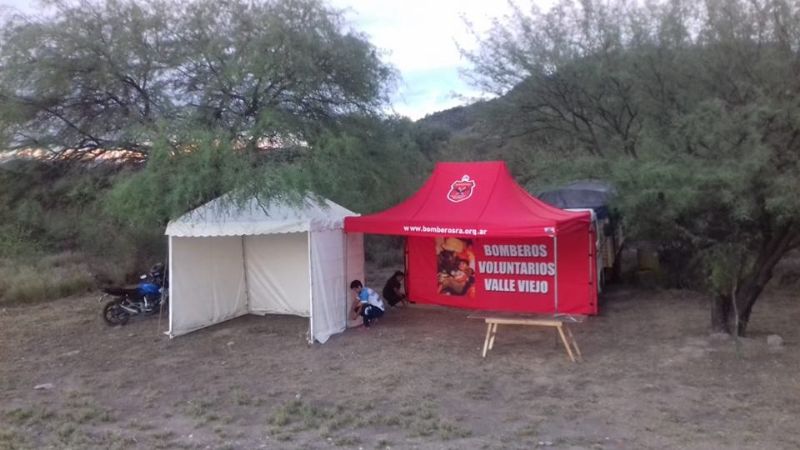 Bomberos Voluntarios de Valle Viejo ayudan a peregrinos