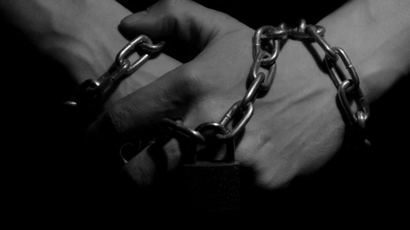 Se encadenó pidiendo estabilidad laboral